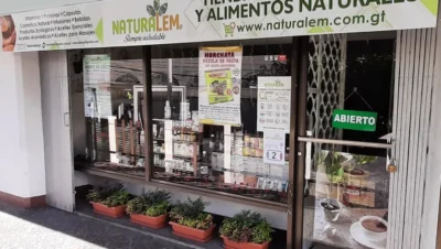 Interior de tienda naturista Naturalem en Ciudad de Guatemala