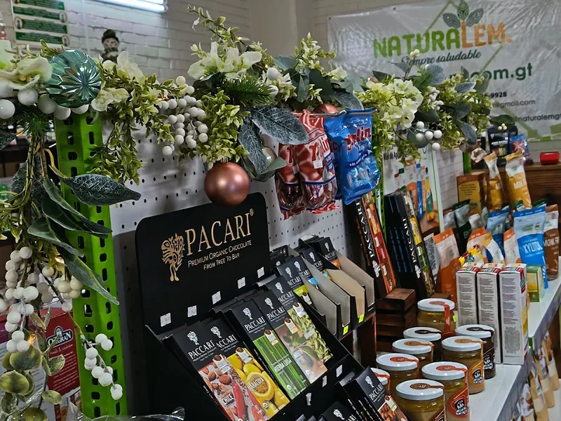 Interior de tienda naturista Naturalem en Ciudad de Guatemala