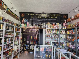 Interior de tienda naturista Naturista y esotericos de la Luz en Santiago de Querétaro