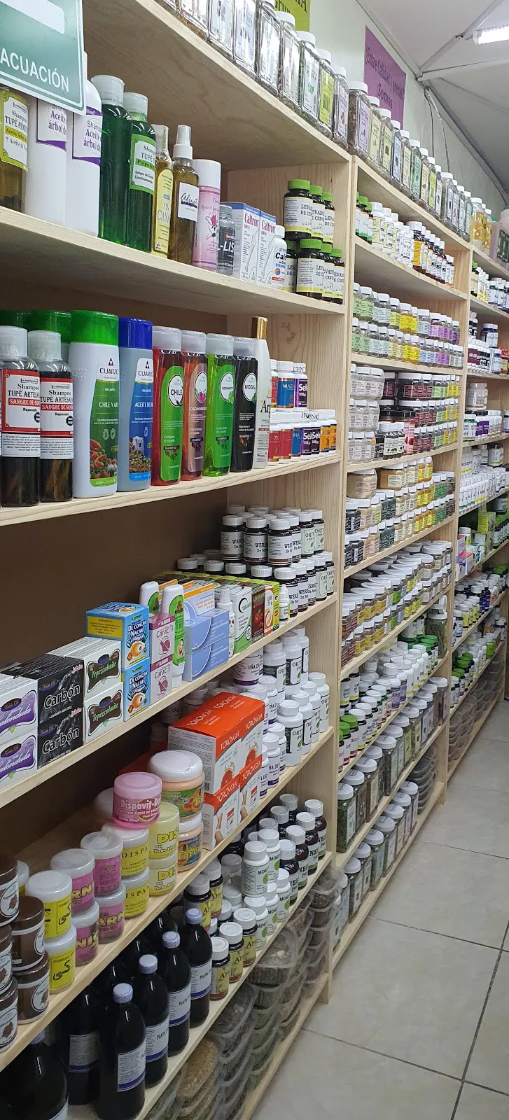 Interior de tienda naturista Naturistas y Herbolaria Grupo Cimarrón en Santiago de Querétaro