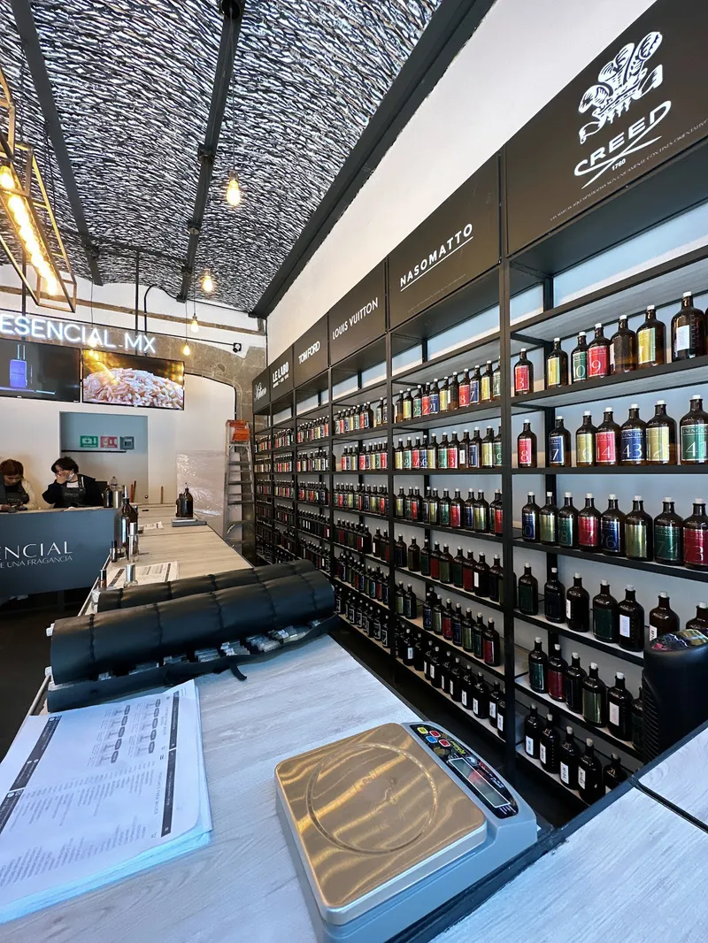 Interior de tienda naturista PERFUMERÍA ESENCIAL BOLIVAR en Ciudad de México