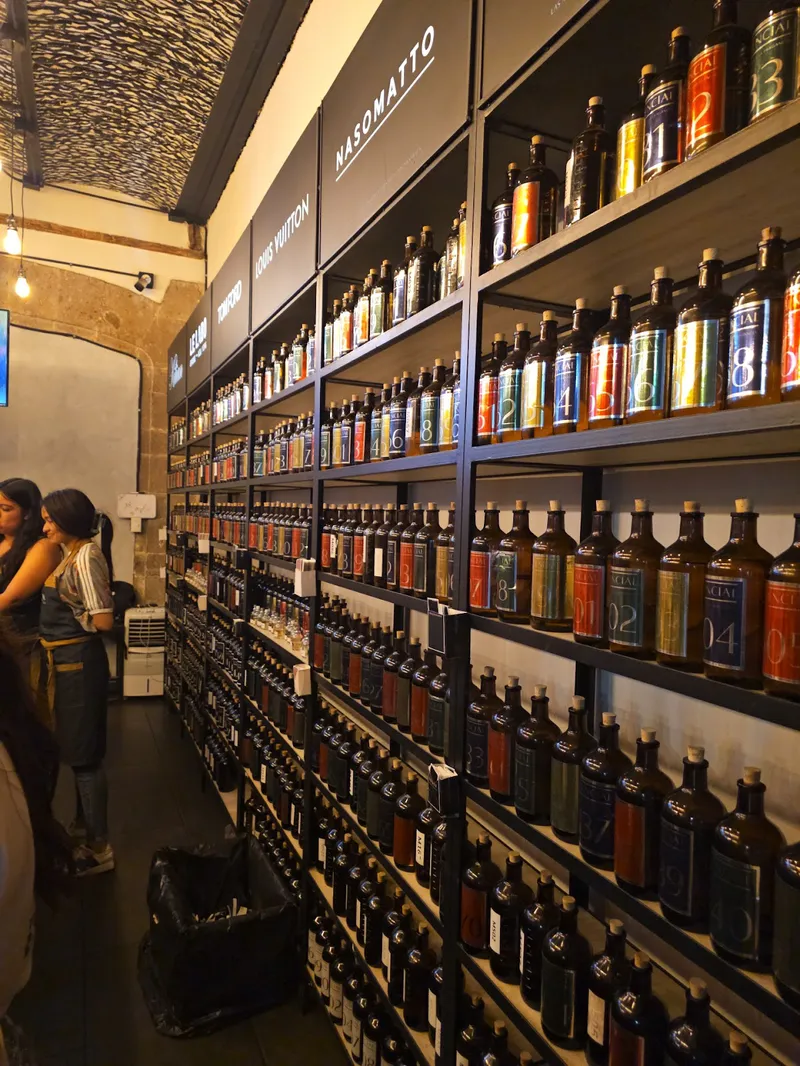 Interior de tienda naturista PERFUMERÍA ESENCIAL BOLIVAR en Ciudad de México
