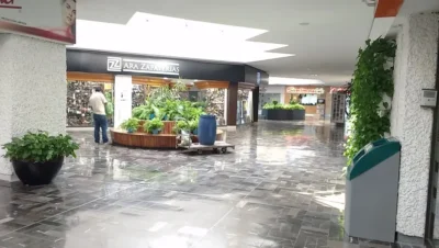 Interior de tienda naturista Plaza Zapamundi en Ciudad de México