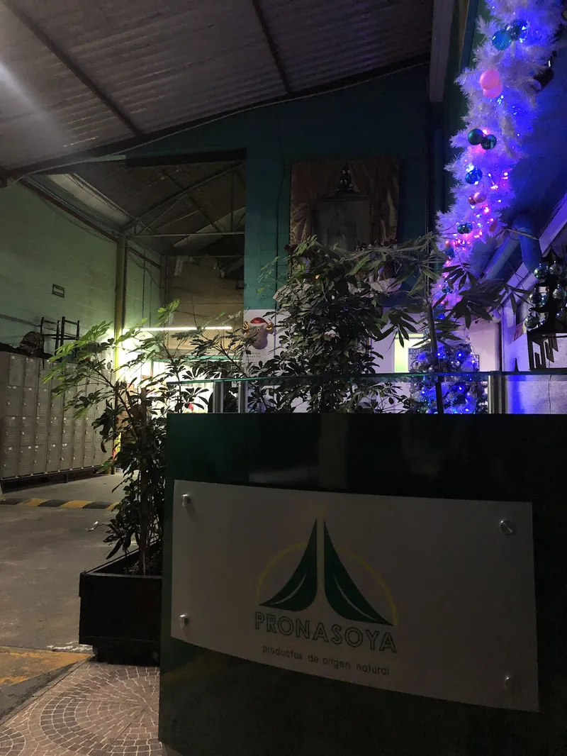 Interior de tienda naturista Pronasoya en Ciudad de México