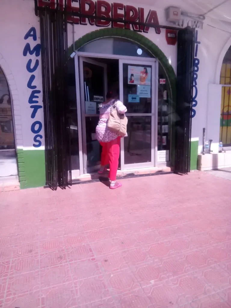 Interior de tienda naturista Quelque Naturel en Nuevo Laredo