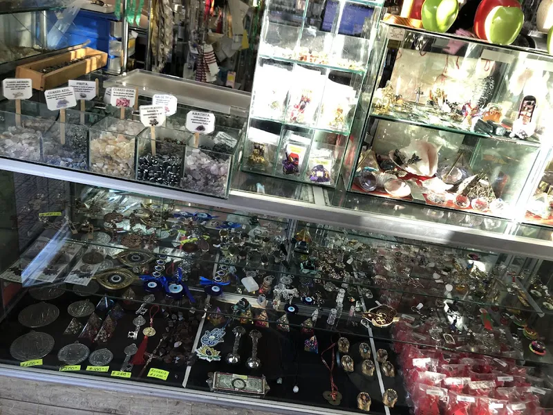 Interior de tienda naturista Quelque Naturel en Nuevo Laredo