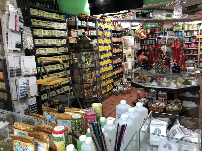 Interior de tienda naturista Quelque Naturel en Nuevo Laredo