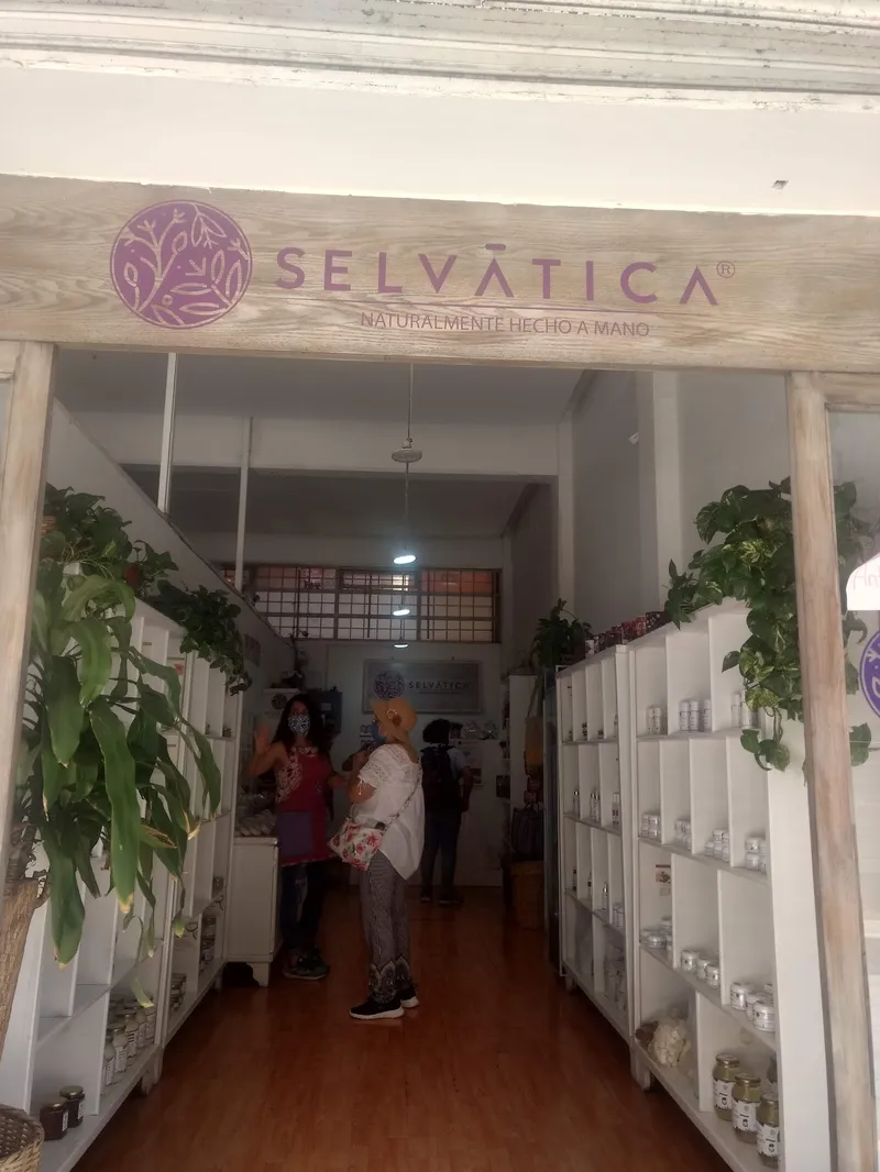Interior de tienda naturista Selvática en Oaxaca de Juárez