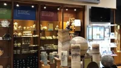 Interior de tienda naturista Smithsonian National Museum of Natural History Store en Washington