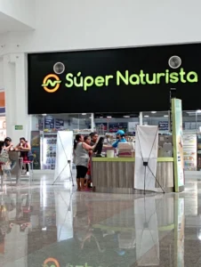 Interior de tienda naturista Súper Naturista en Cancún