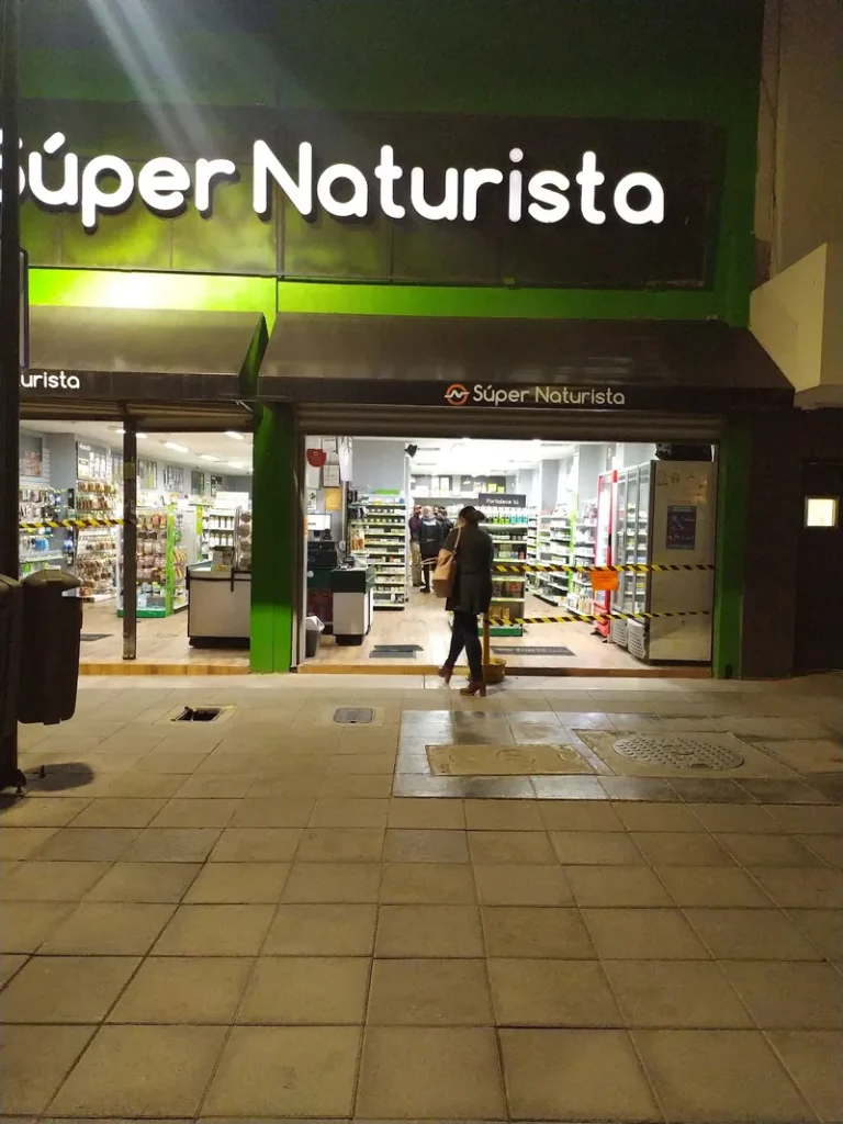 Interior de tienda naturista Súper Naturista en Chihuahua