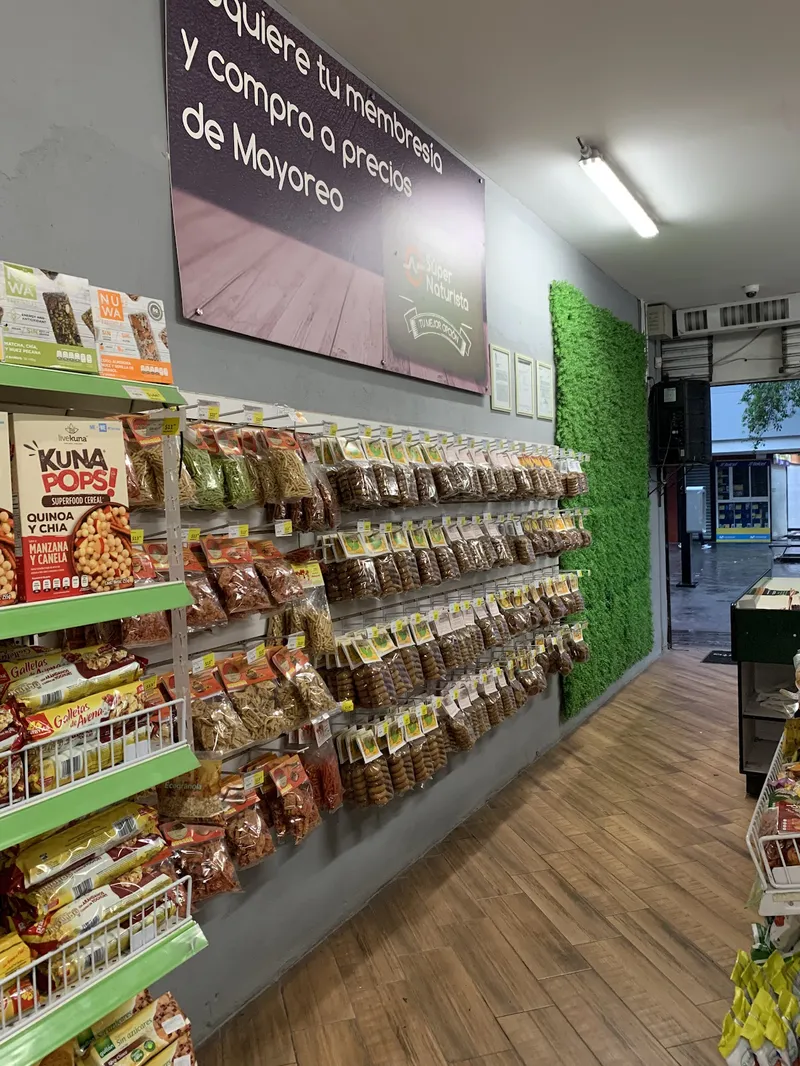 Interior de tienda naturista Súper Naturista en Monterrey