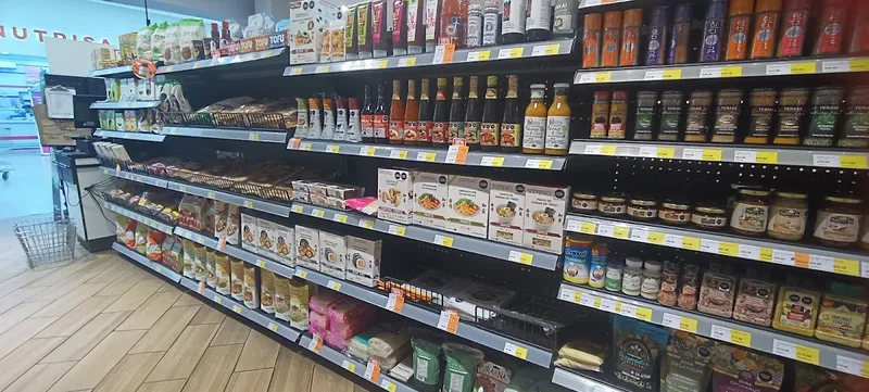 Interior de tienda naturista Súper Naturista en San Pablo de las Salinas