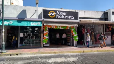 Interior de tienda naturista Súper Naturista en Tepic