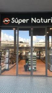 Interior de tienda naturista Súper Naturista en Tulum