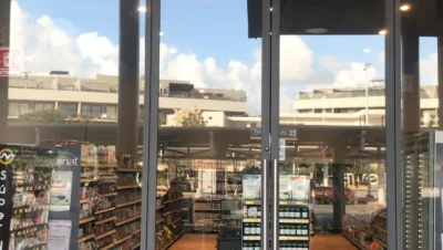 Interior de tienda naturista Súper Naturista en Tulum