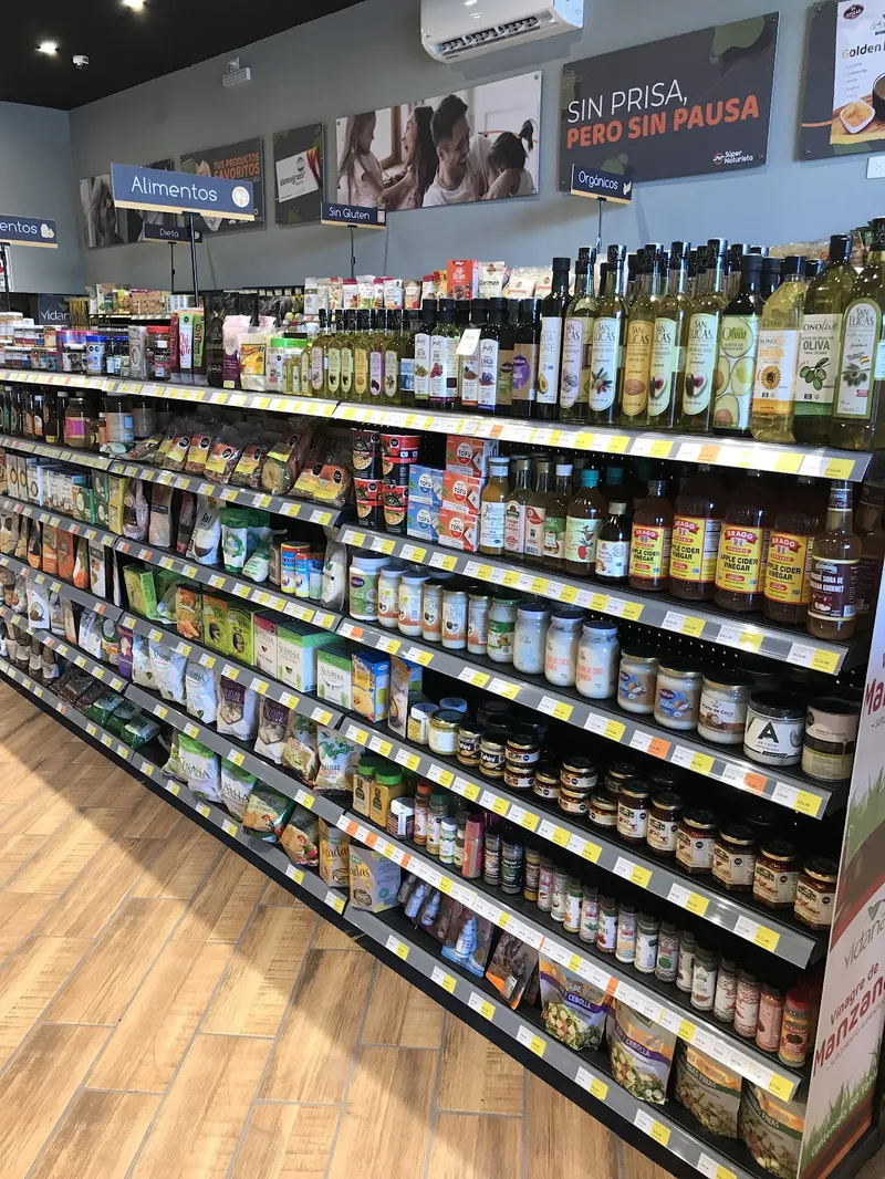 Interior de tienda naturista Súper Naturista en Tulum