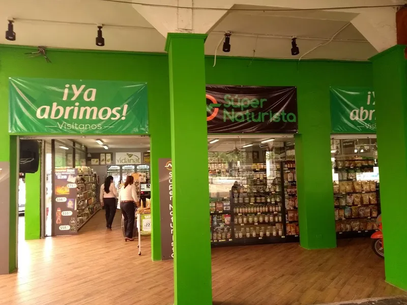 Interior de tienda naturista Súper Naturista en Tuxtla Gutiérrez