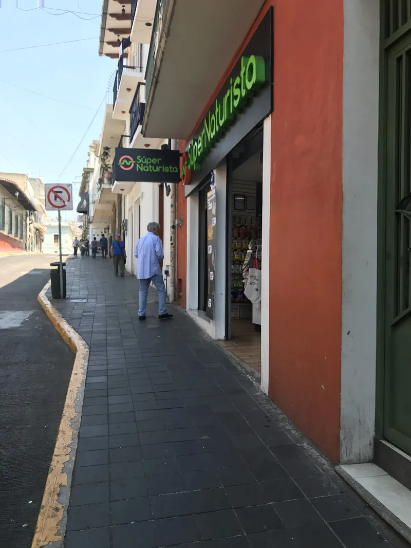Interior de tienda naturista Súper Naturista en Xalapa-Enríquez