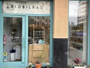 Interior de tienda naturista TERAI Cosmética - Cosmética Natural y Ecológica Bilbao en Bilbao