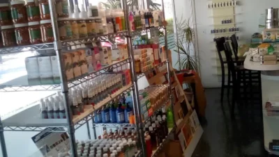 Interior de tienda naturista Terrenal en Monterrey