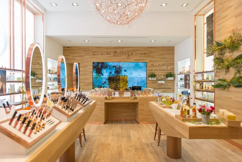 Interior de tienda naturista Tienda Natura - Mallplaza Los Dominicos en Las Condes