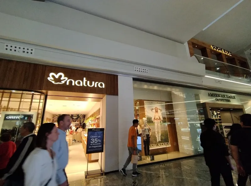 Interior de tienda naturista Tienda Natura - Perisur en Ciudad de México