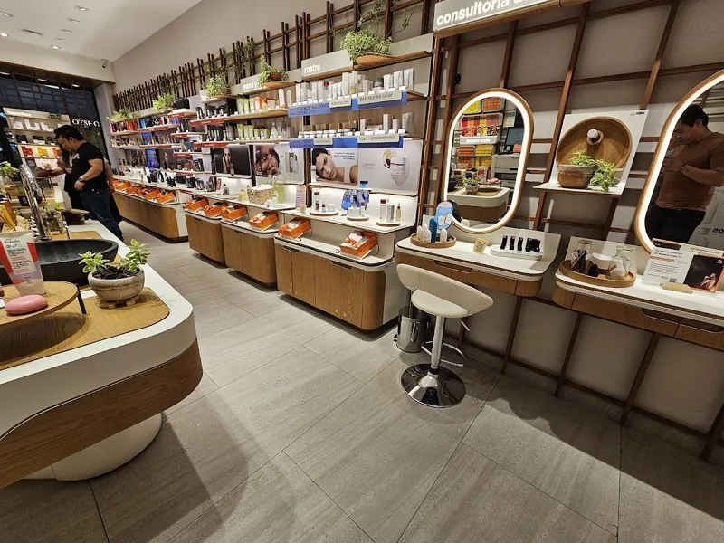 Interior de tienda naturista Tienda Natura - Perisur en Ciudad de México