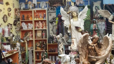 Interior de tienda naturista TODOS LOS ÁNGELES. Las Primeras Boutiques Místicas, Esotéricas, Angelicales, de América. en Ciudad de México