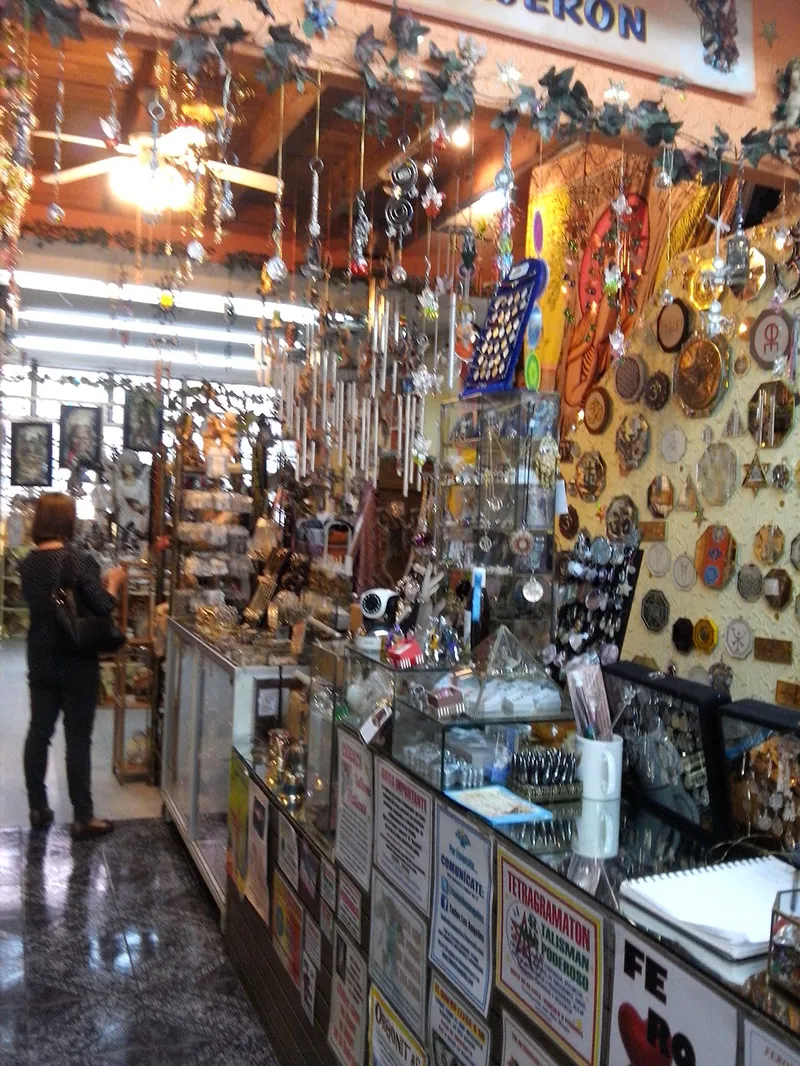 Interior de tienda naturista TODOS LOS ÁNGELES. Las Primeras Boutiques Místicas, Esotéricas, Angelicales, de América. en Ciudad de México