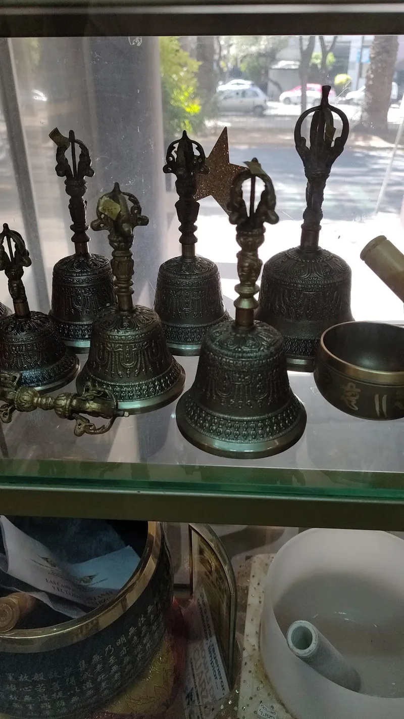 Interior de tienda naturista TODOS LOS ÁNGELES. Las Primeras Boutiques Místicas, Esotéricas, Angelicales, de América. en Ciudad de México