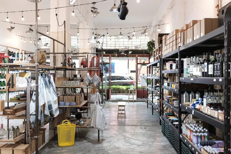 Interior de tienda naturista Utilitario Mexicano en Ciudad de México