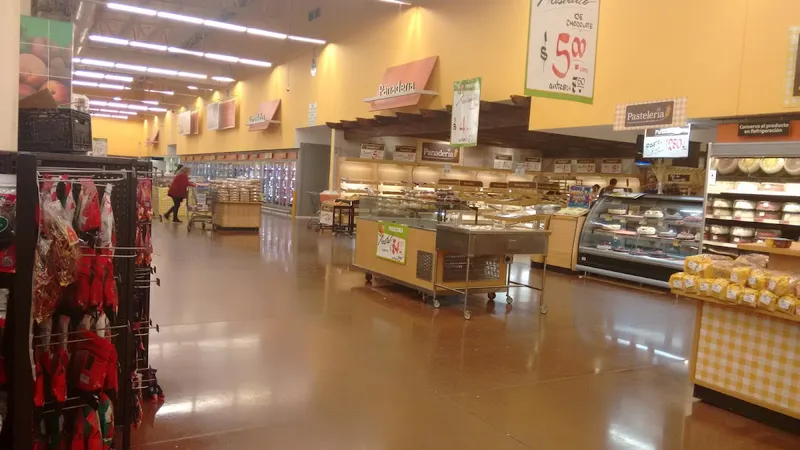 Interior de tienda naturista Walmart Buenavista en Ciudad de México