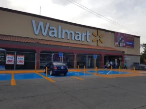 Interior de tienda naturista Walmart Revolución en Guadalajara