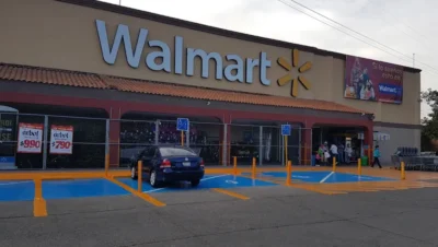 Interior de tienda naturista Walmart Revolución en Guadalajara