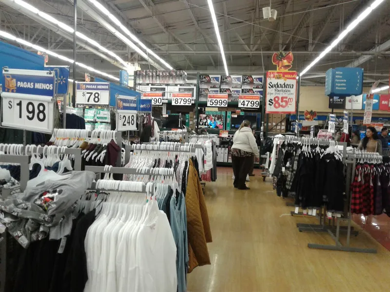 Interior de tienda naturista Walmart Revolución en Guadalajara