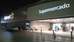 Interior de tienda naturista Walmart San Luis Potosí en San Luis Potosí