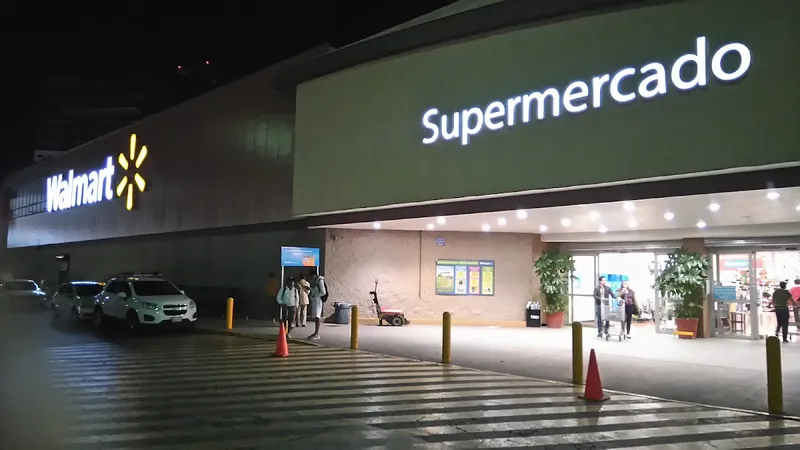 Interior de tienda naturista Walmart San Luis Potosí en San Luis Potosí