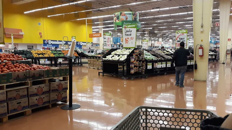 Interior de tienda naturista Walmart Vallarta en Zapopan