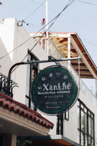 Interior de tienda naturista XIXANTHÉ COSMÉTICA MEXICANA en Guadalajara