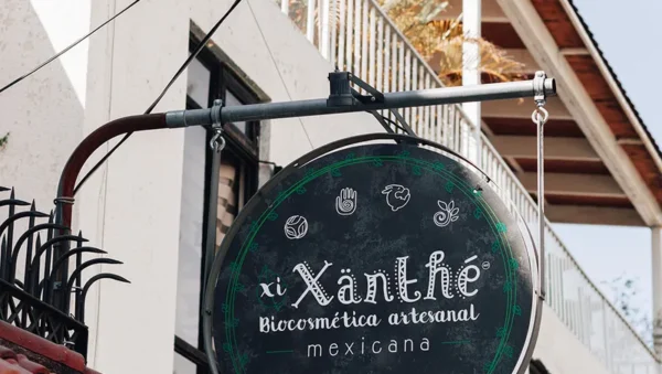 Interior de tienda naturista XIXANTHÉ COSMÉTICA MEXICANA en Guadalajara