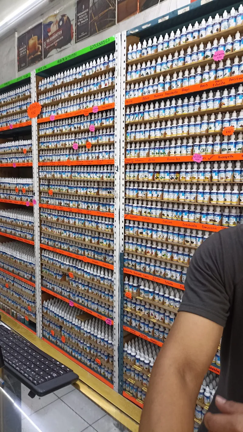 Interior de tienda naturista YERBATEX en Ciudad de México