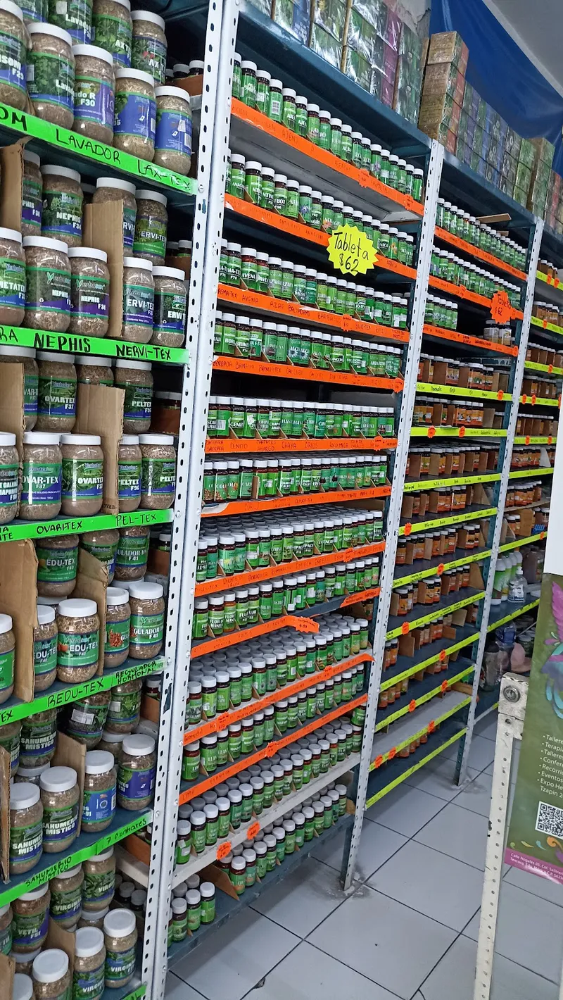 Interior de tienda naturista YERBATEX en Ciudad de México